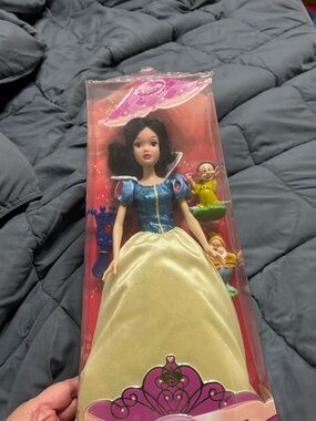 Disney Princess Doll in Blue and Cream with Seven Dwarf Figures